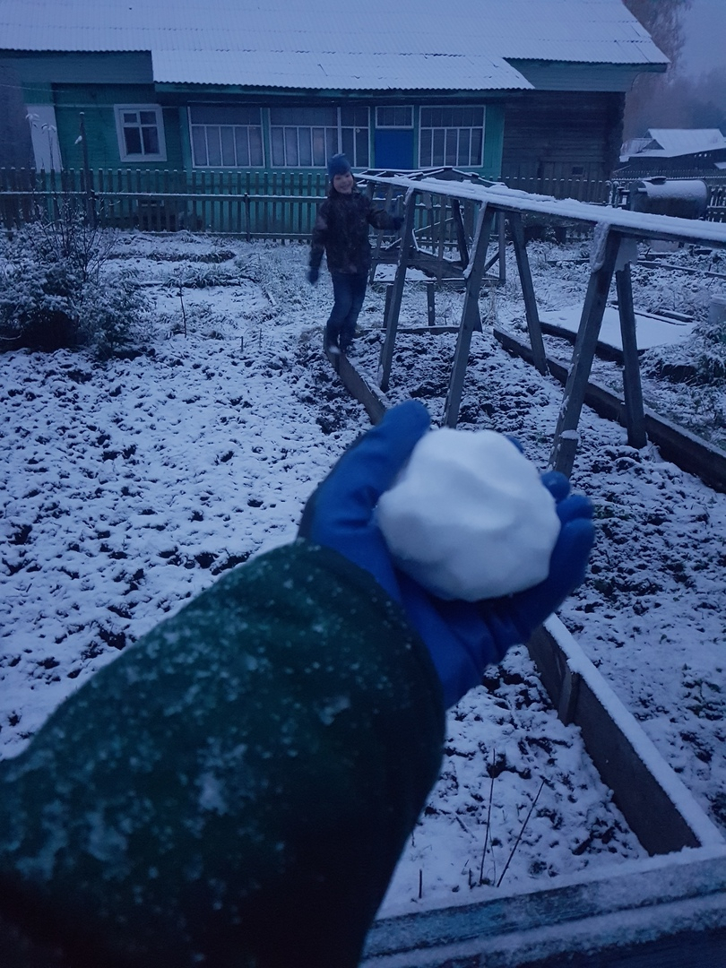 Фото дня: жители Кировской области сыграли в первые "снежки"
