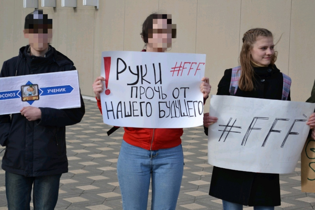"О какой демократии мы говорим?": 17-летняя девочка из Слободского о себе и других подростках на митингах
