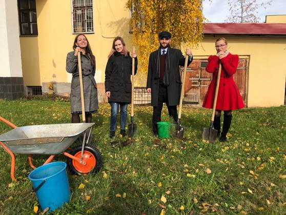 У кировской областной библиотеки высадили аллею в честь Надежды Гурьяновой