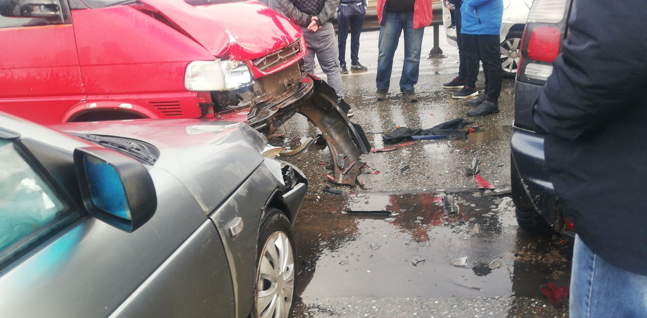 Огромная пробка: на новом мосту в Кирове столкнулись 6 машин