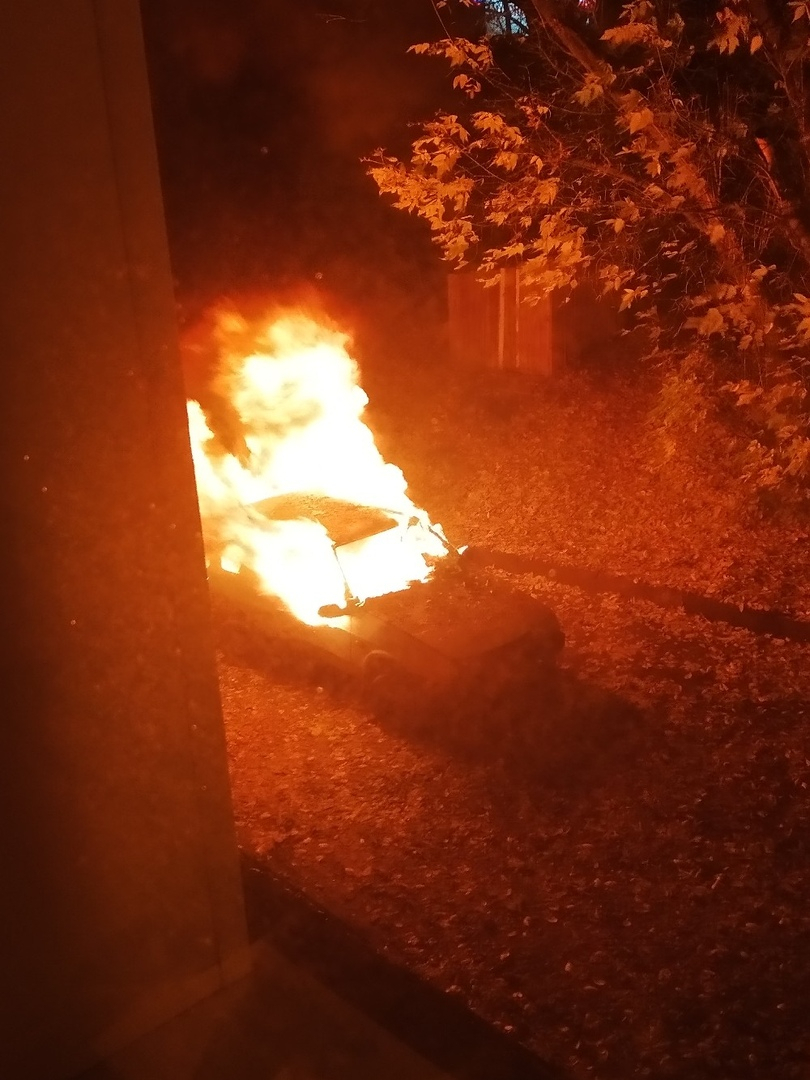 В центре Кирова сгорела машина: очевидцы говорят о поджоге