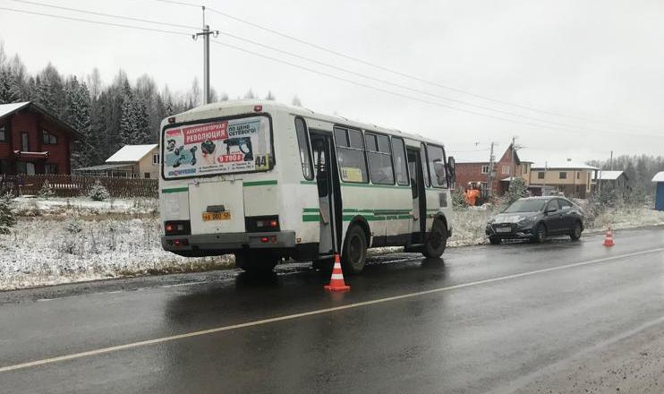 Утром в Кирове автобус 44 маршрута сбил 11-летнюю девочку