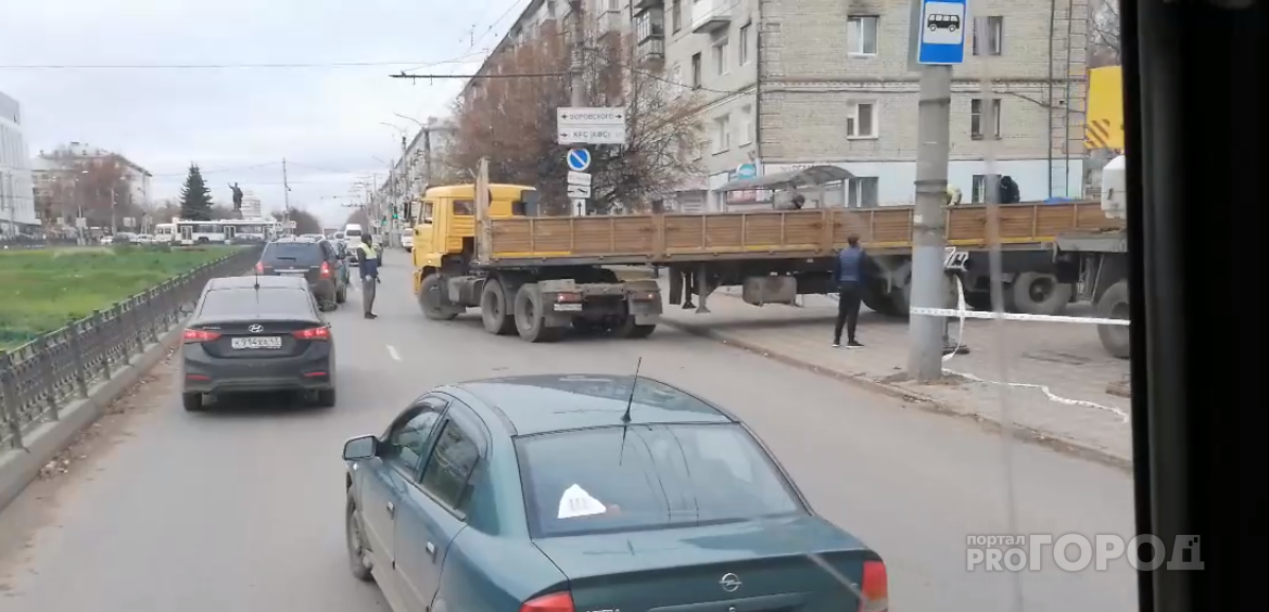 Из-за ремонта фасада ТЦ «Новинка» строители перегородили 2 полосы дороги