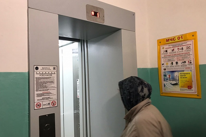 В многоэтажном доме Кирова спустя 12 лет запустили лифт