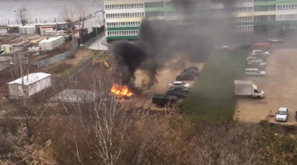 Видео: в Кирове на стоянке у высотки вспыхнула иномарка