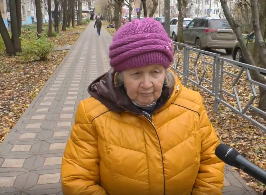"Для чего?": пенсионерка откровенно высказалась о серых заборах в Кирове, а урбанист подтвердил ее слова