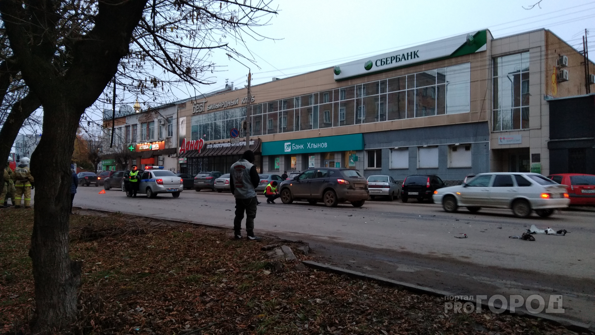 Видео: утром в Кирове девушка на иномарке сбила мотоциклиста