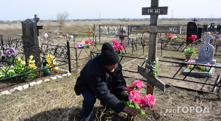 В Кировской области с могил на кладбище спилили кресты и ограды