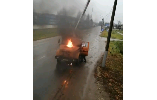 В Кирове загорелась автовышка с рабочим в люльке