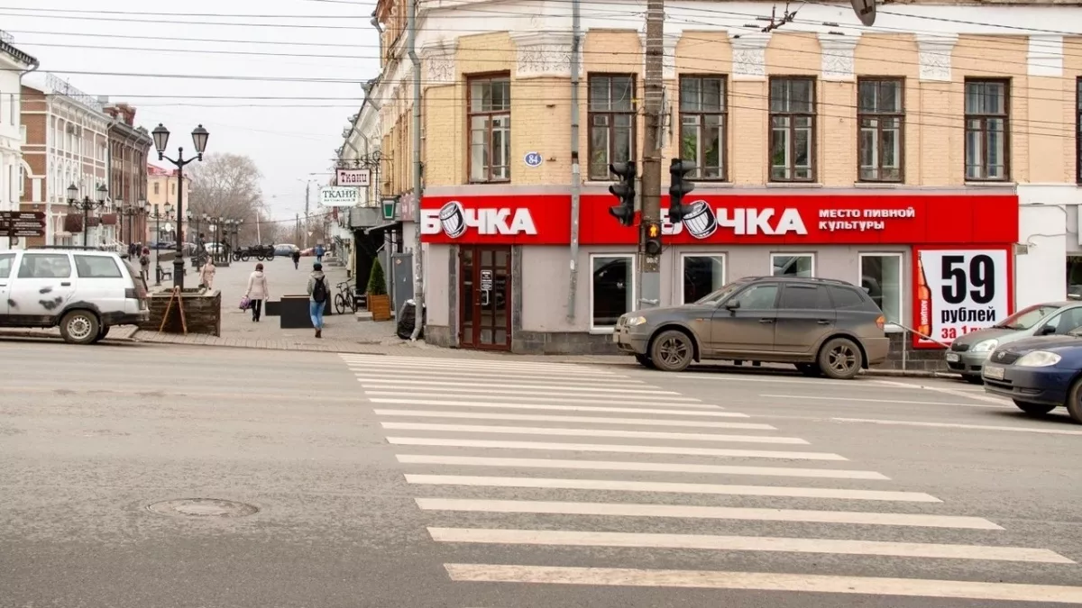 Фото к статье: Владельца пивного магазина на Спасской могут оштрафовать за яркую вывеску