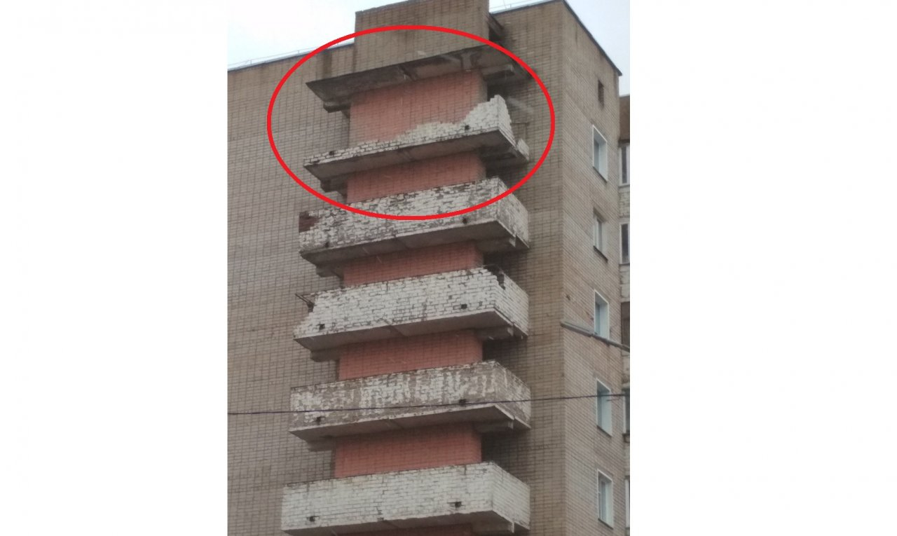 В Кирове на улице Грибоедова обрушилась часть балкона 9-этажки