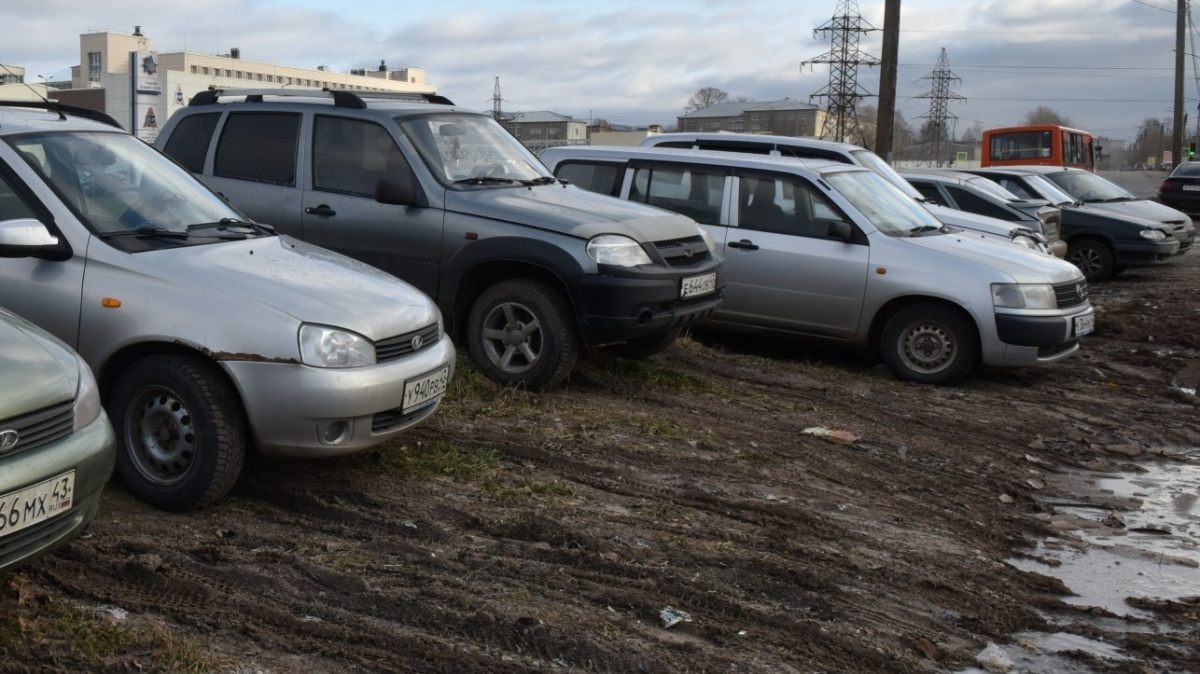 В Кирове устроили внезапный рейд, чтобы оштрафовать парковщиков на газонах