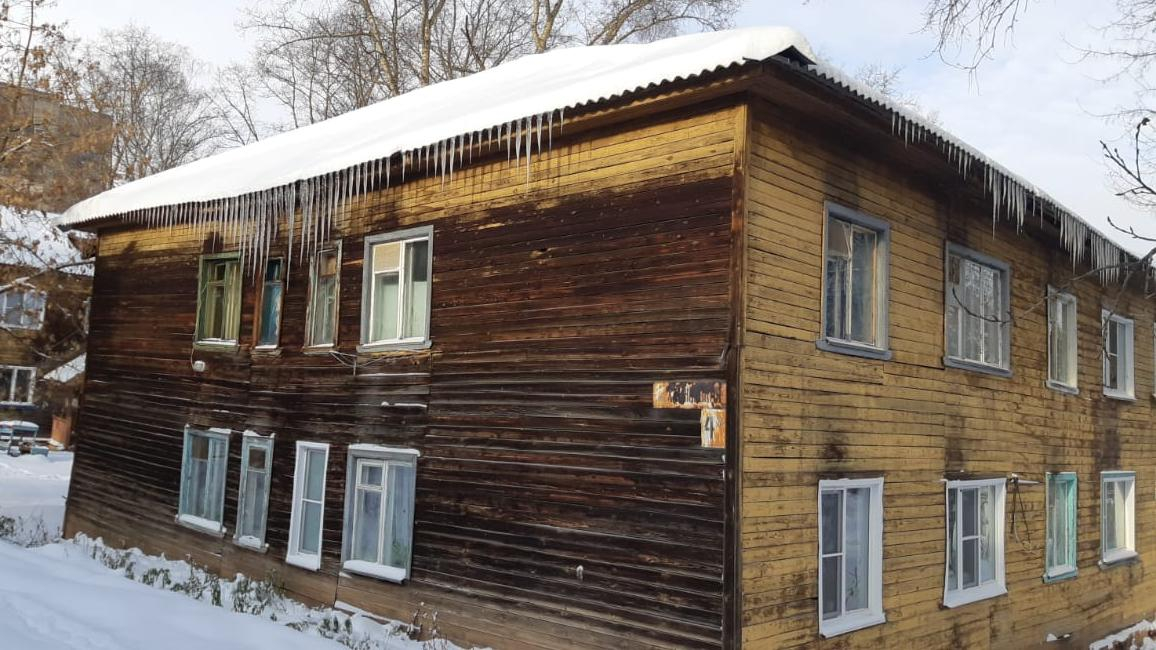 Власти Кирова пообещали убирать снег с крыш в течение 2 часов с момента жалобы