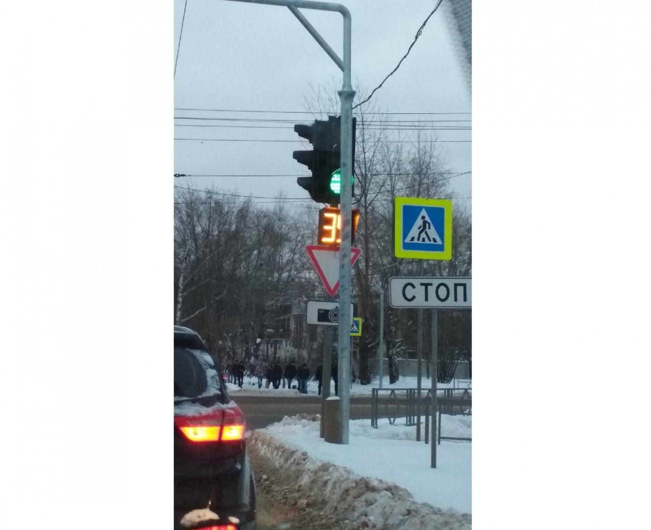 "И это безопасность?": в Кирове новая опора для знаков перекрыла светофор