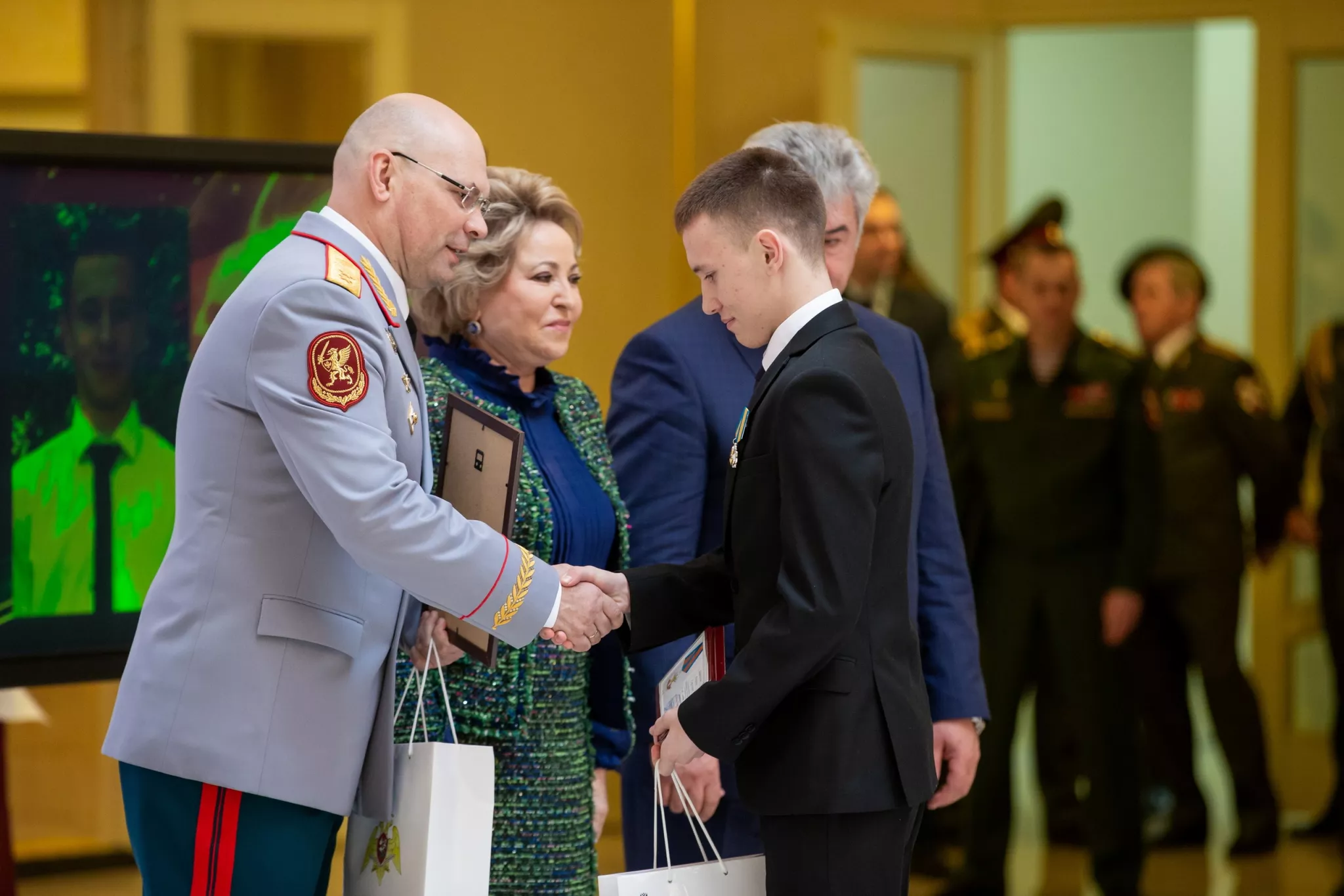 Фото к статье: Было нелегко справиться с волнением: подросток, спасший тонувшего ребенка, о награждении