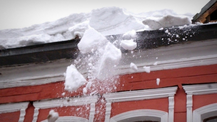 В Кирове на голову мужчины упал лед с крыши