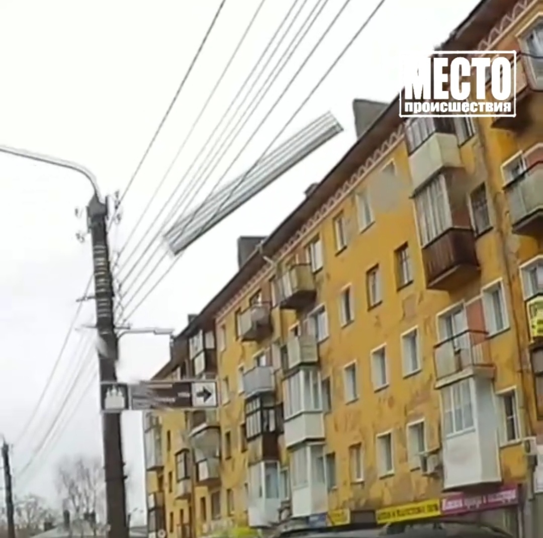 На улице Ленина огромный лист железа упал с крыши на автомобили: видео