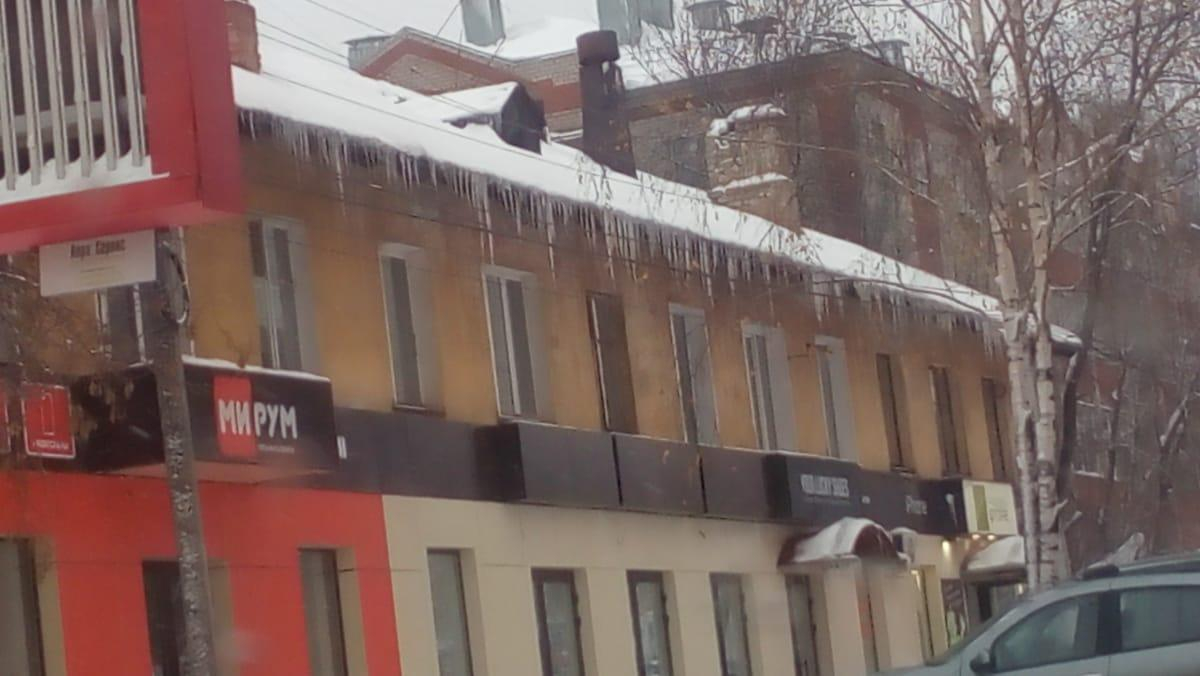 Администрация вынесла 30 предупреждений УК из-за снега на крышах во дворах в Кирове