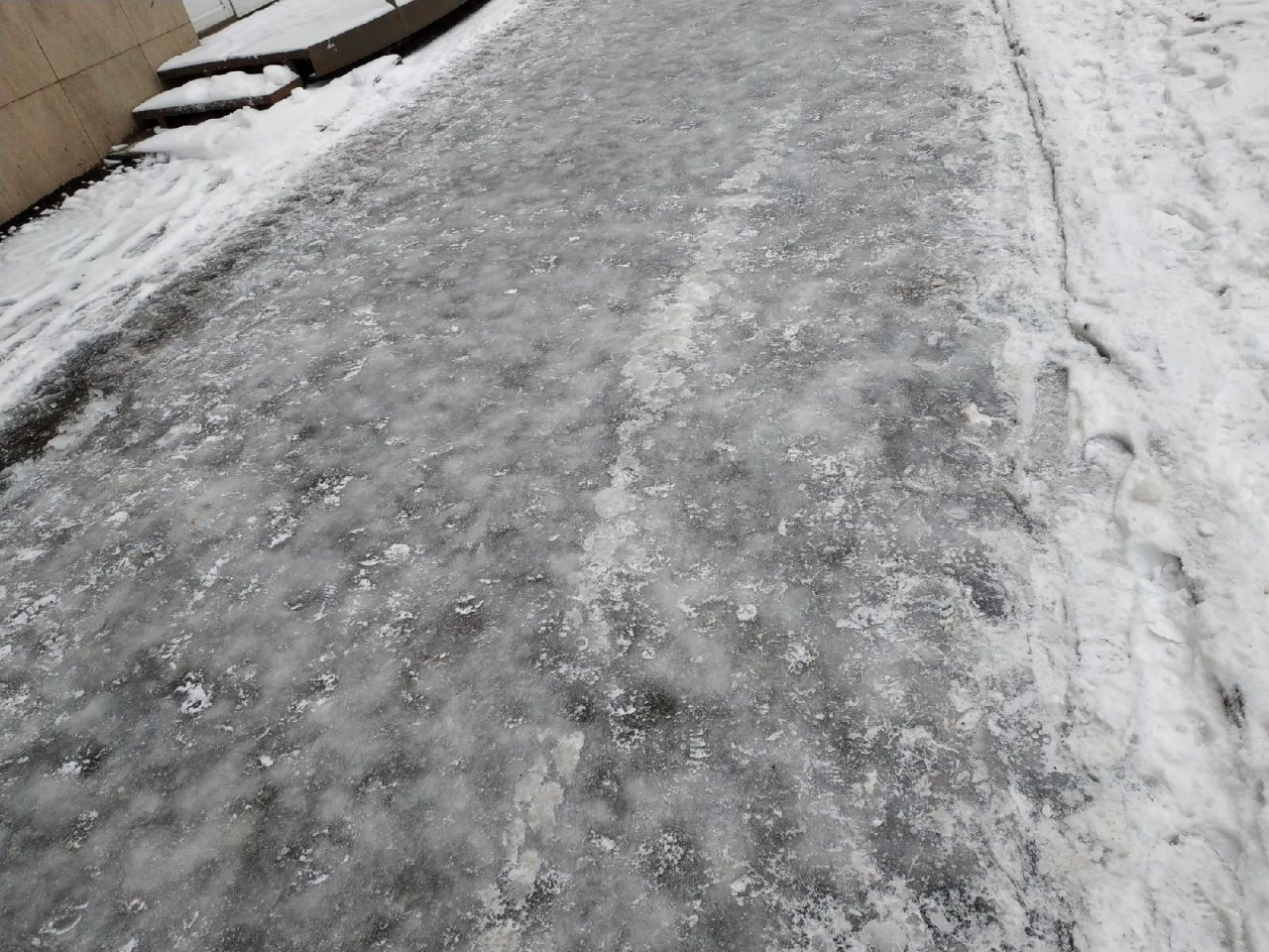 Кировчане жалуются на лед: в администрации отчитались, что тротуары почистили