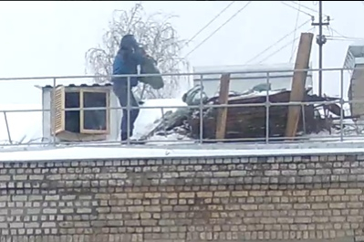 Ни ограждений, ни следящего: в Кирове с крыши дома скидывали листы жести