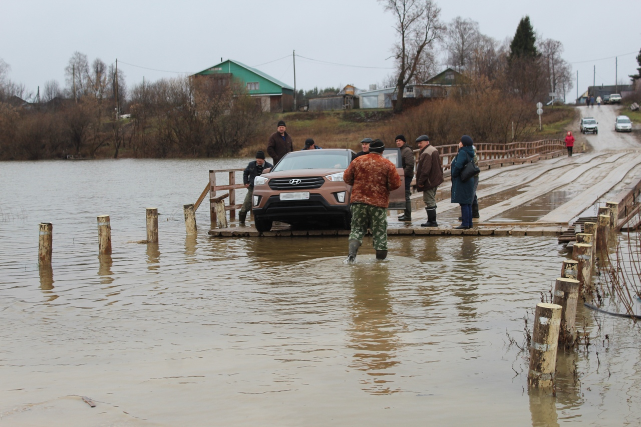 "На другой берег ходим босиком в ледяной воде": в Кировской области затопило 5 мостов