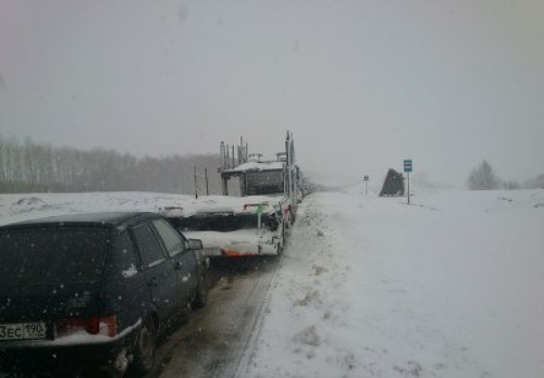 "Стояли в пробке 7 часов": 5 автобусов не могли добраться до Нолинска из-за гололеда