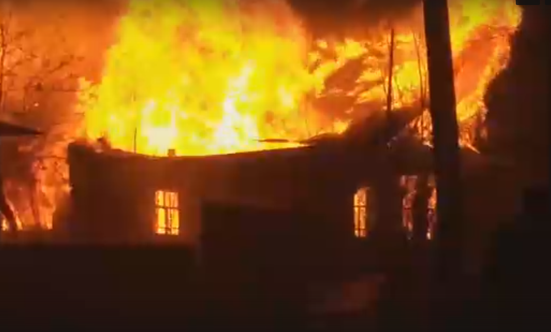 В Зуевке на глазах местных жителей сгорел дом