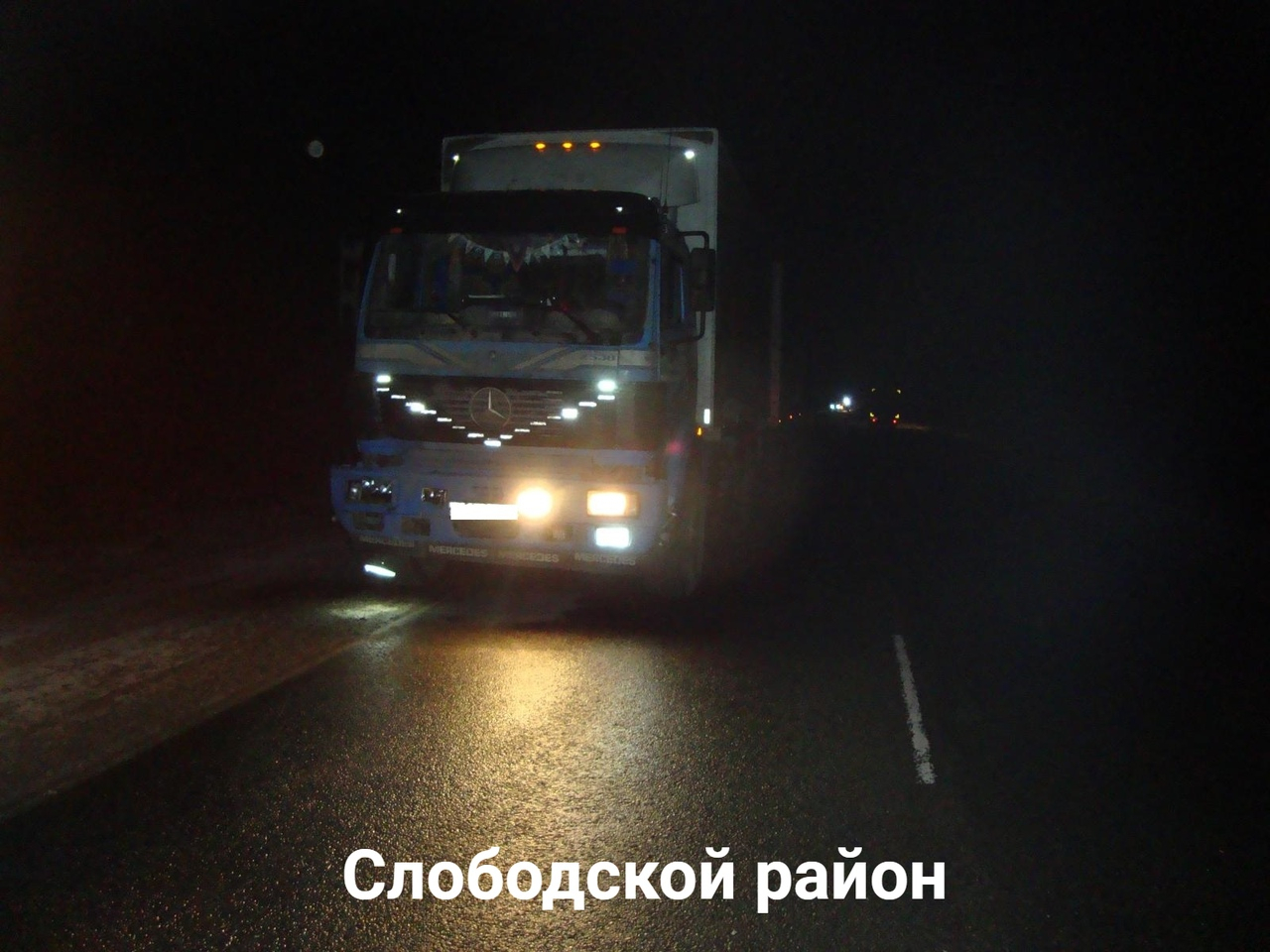 В Слободском районе водитель грузовика на обочине сбил пешехода