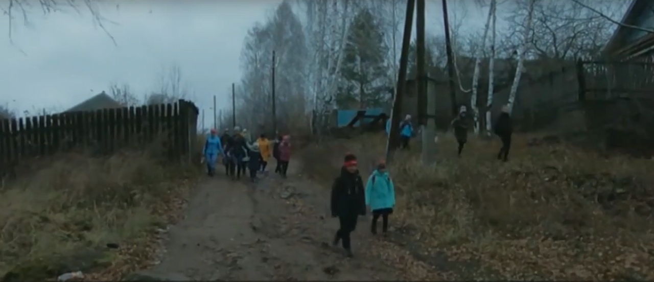 Автобус будет: проблему с дорогой до школы через лес и кладбище в Красной Поляне решат