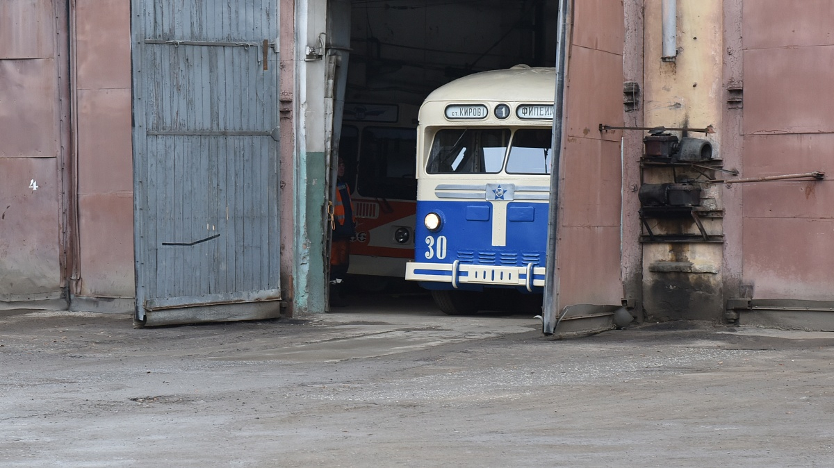 На улицы Кирова выехал редчайший 66-летний троллейбус
