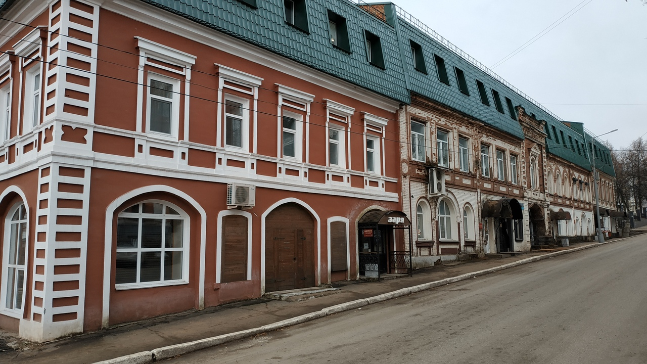 Случился дизайн-код: с фасада исторического здания в Кирове убрали «кричащие» вывески