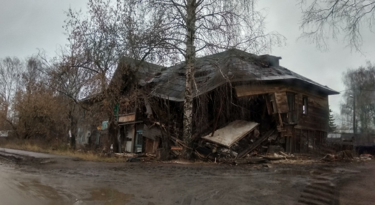"Только тараканы, а людям как жить?": почему в разных районах Кирова не сносят заброшенные дома