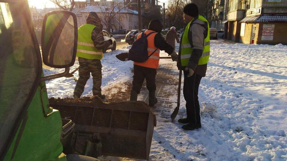 Стало известно, как подрядчиков накажут за гололед на тротуарах в Кирове