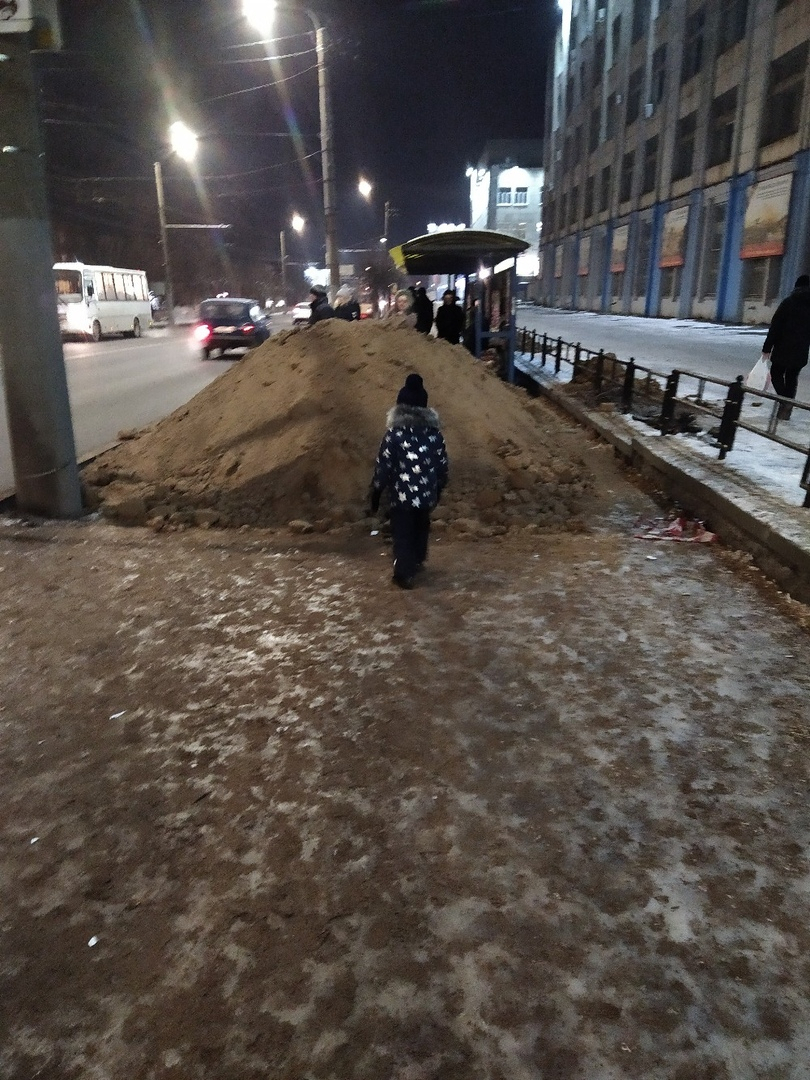Фото дня: кучей песка закрыли проход к остановке на площади Лепсе