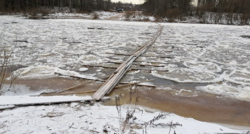 "Ветер качнет, и ты в реке": в районах Кировской области сделали мосты в две доски