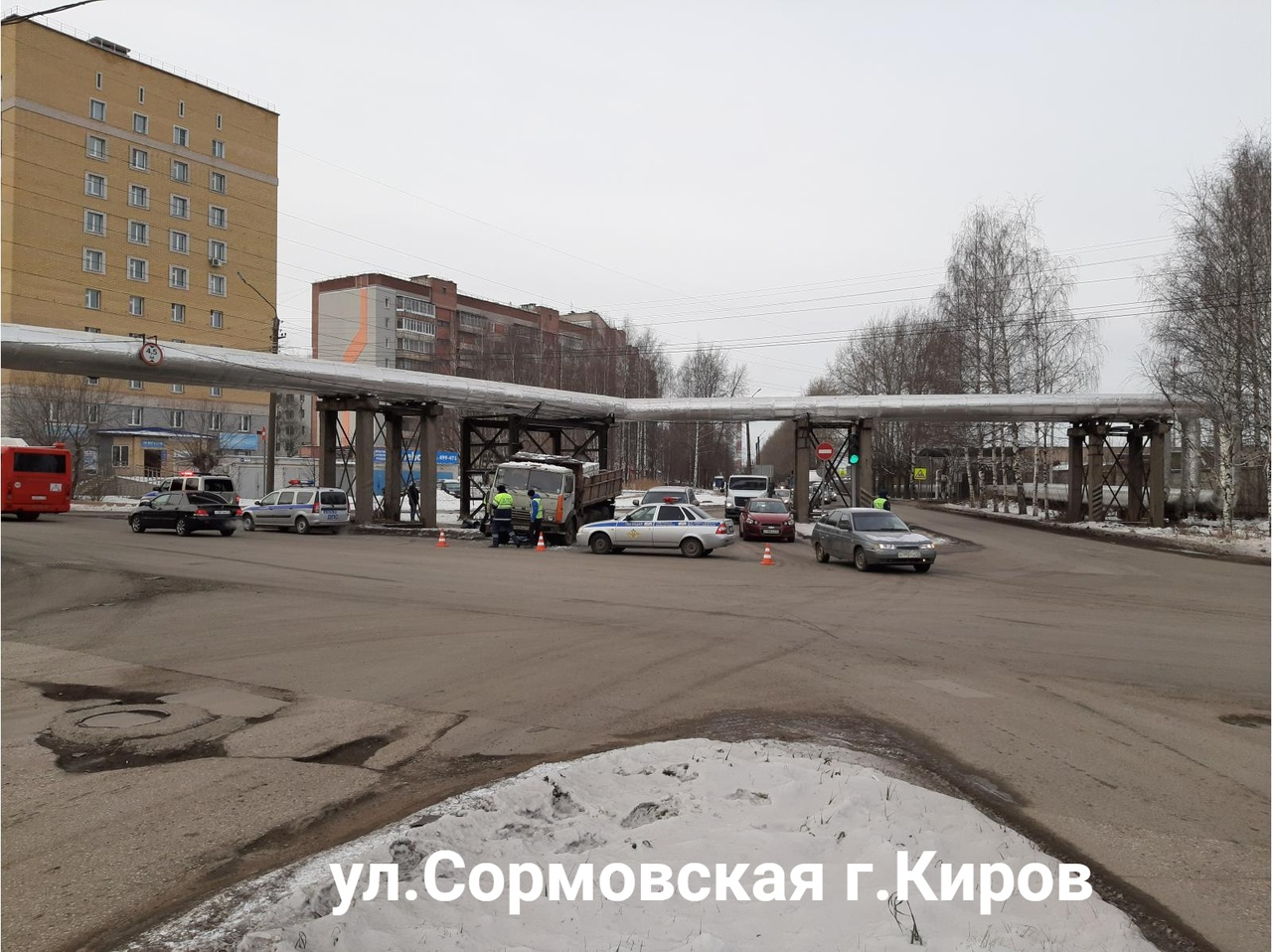 "Отказали тормоза?": подробности ДТП, где КамАЗ сбил насмерть пешехода на улице Лепсе
