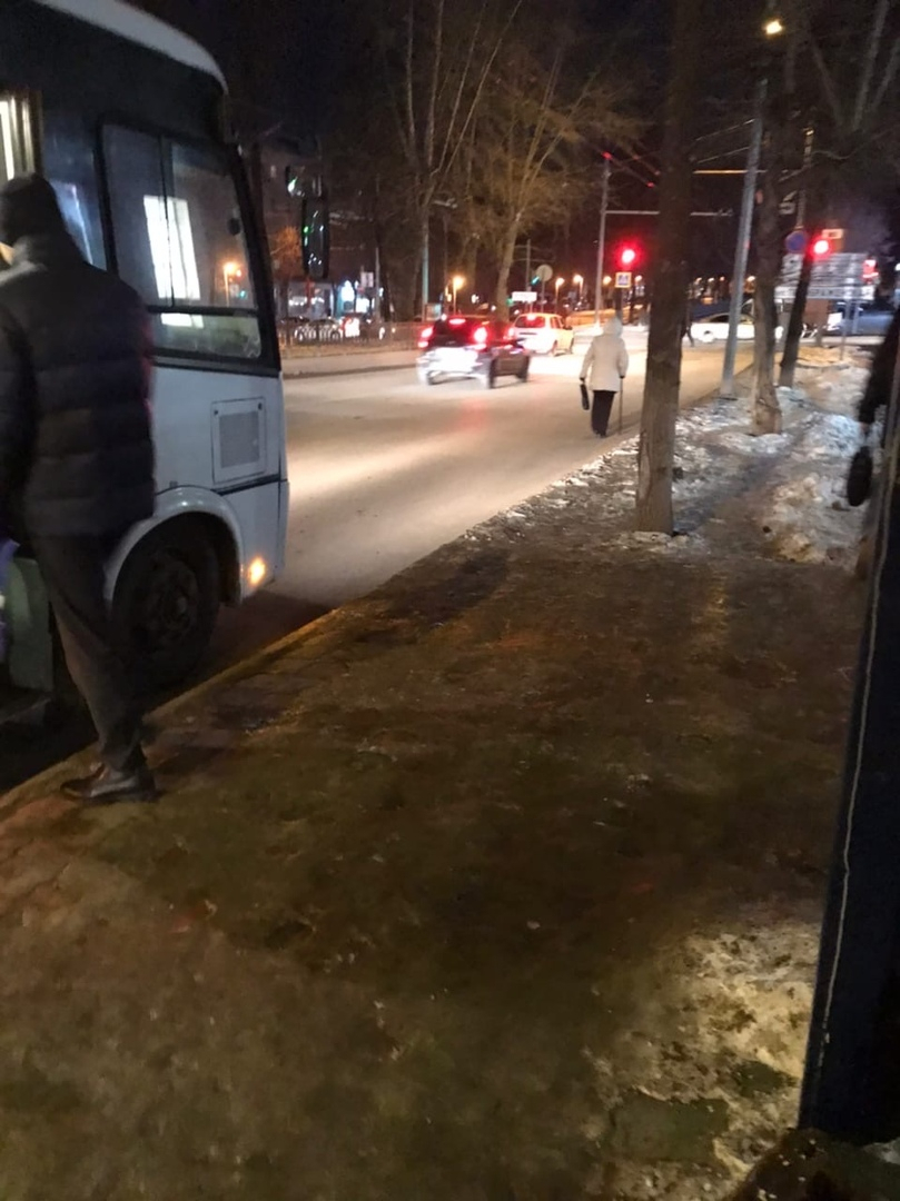 Кировчане вынуждены ходить по проезжей части, потому что на тротуарах - лед