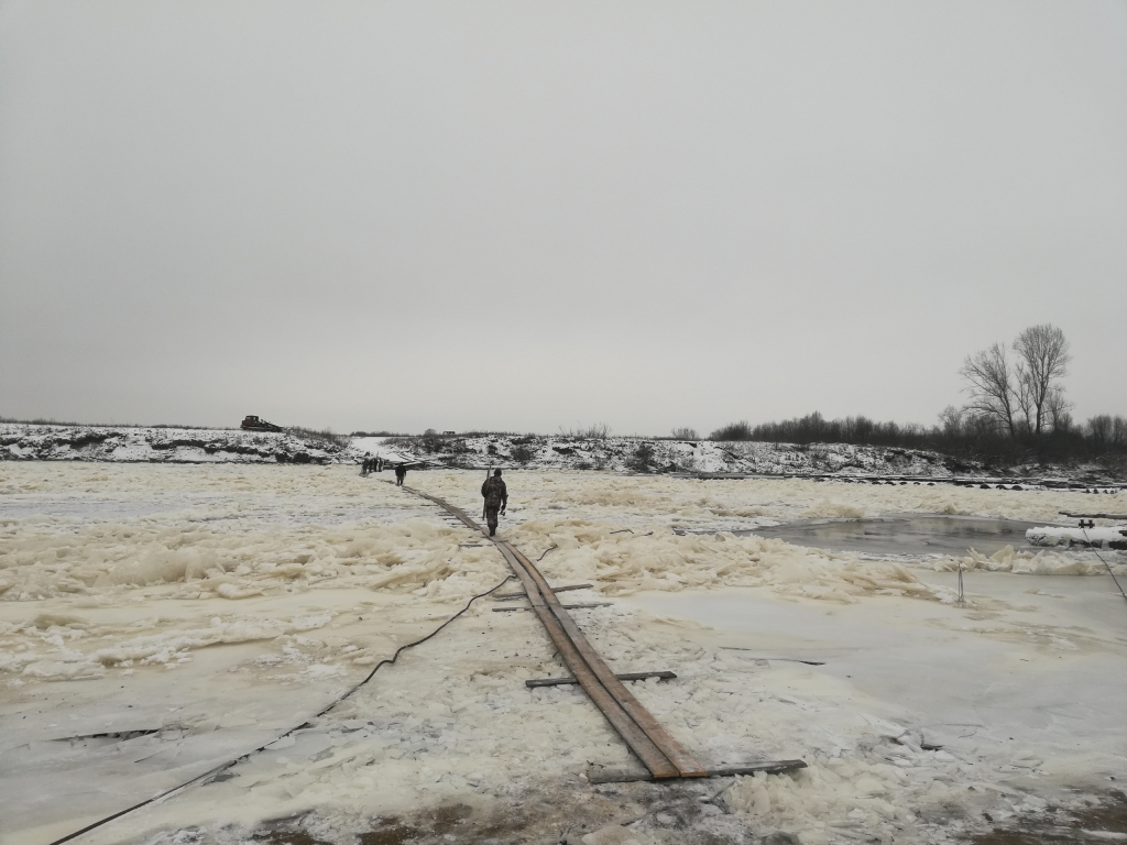 Что обсуждают в Кирове: погибшая под поездом школьница и мосты в две доски через реку