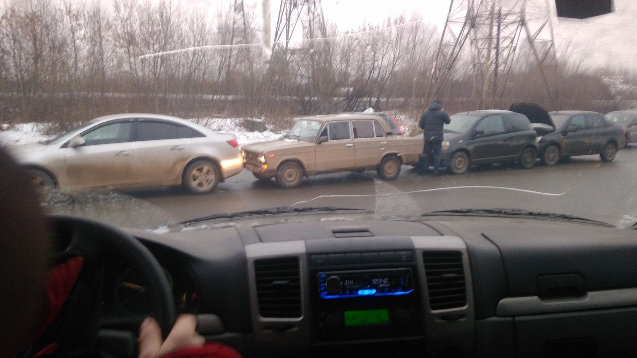 Утром на улице Луганской столкнулись четыре машины