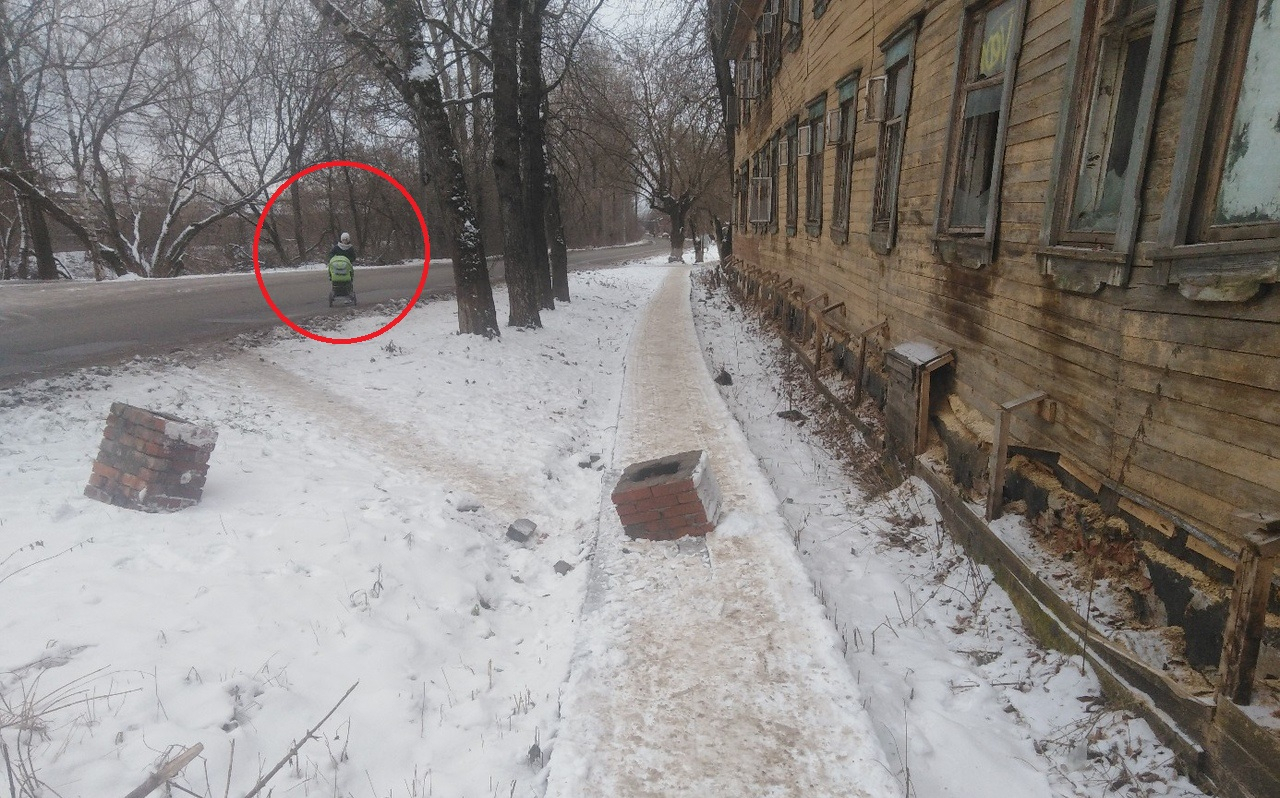 «Боюсь за жену, гуляющую с коляской!»: житель Вересников об упавшем дымоходе