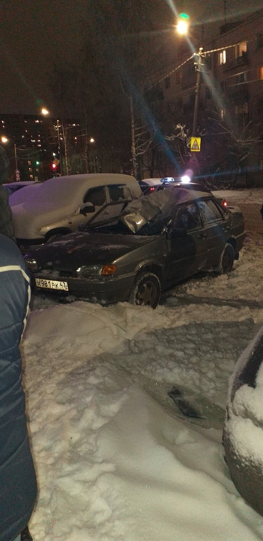 В Кирове молодой человек выпал из окна и упал на припаркованный ВАЗ