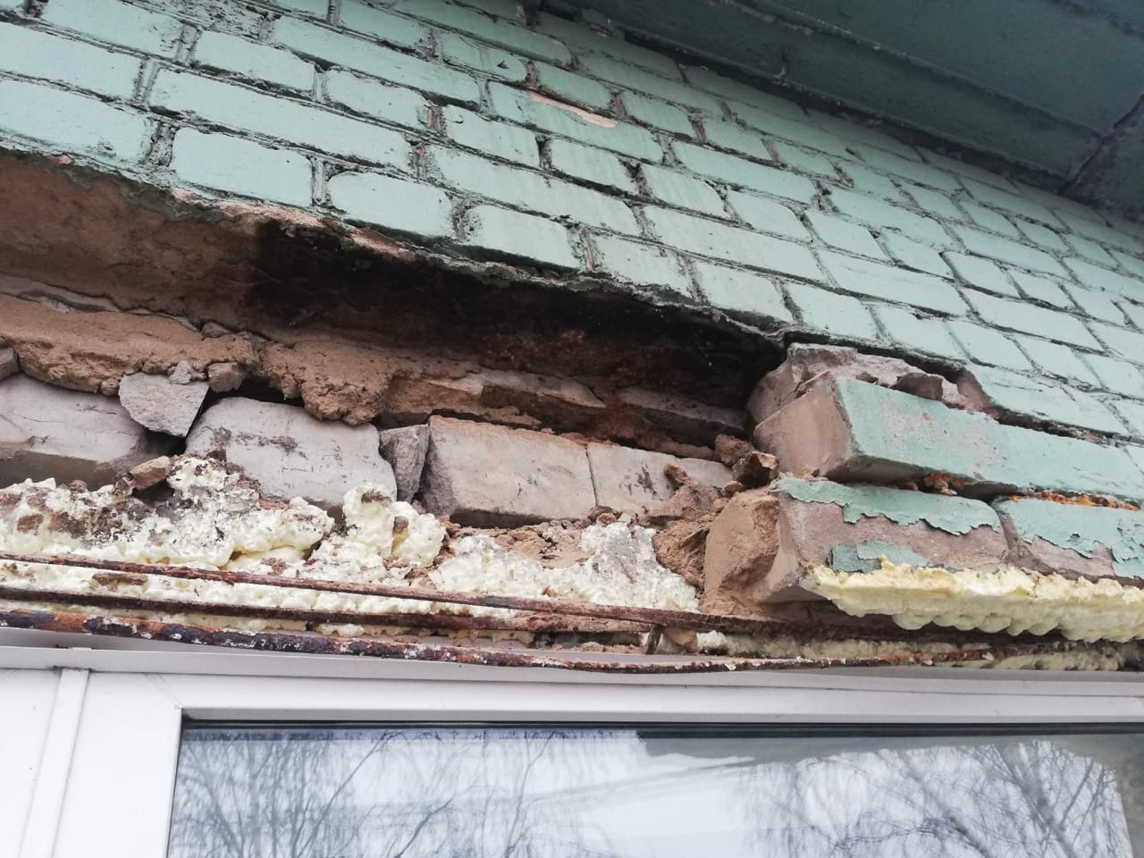 "Кирпичи чудом не упали на голову": в Кирове обрушилась стена жилого дома