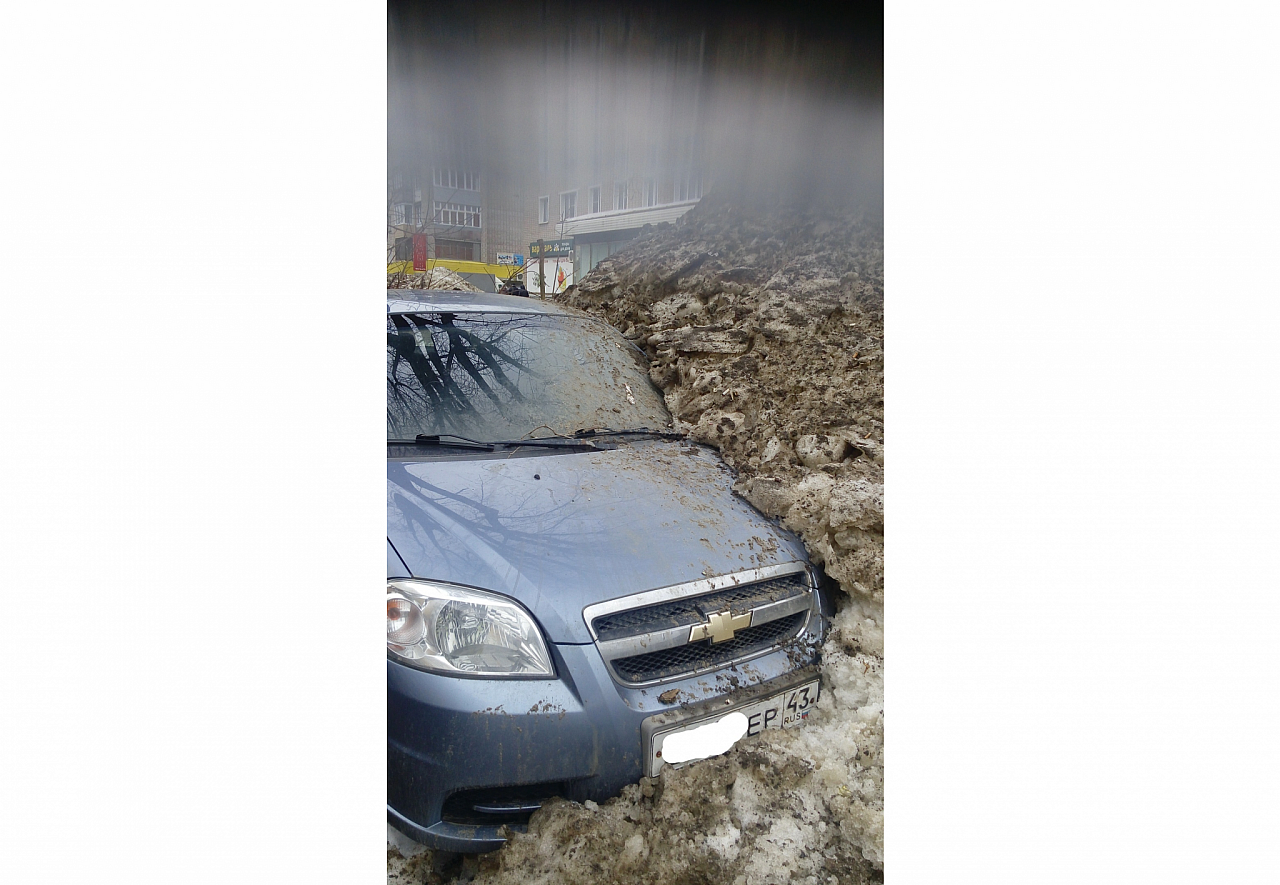 В Кирове дорожники завалили машину снегом