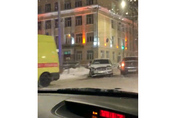 "Видел, как врачи доставали водителя": в центре Кирова столкнулись две иномарки