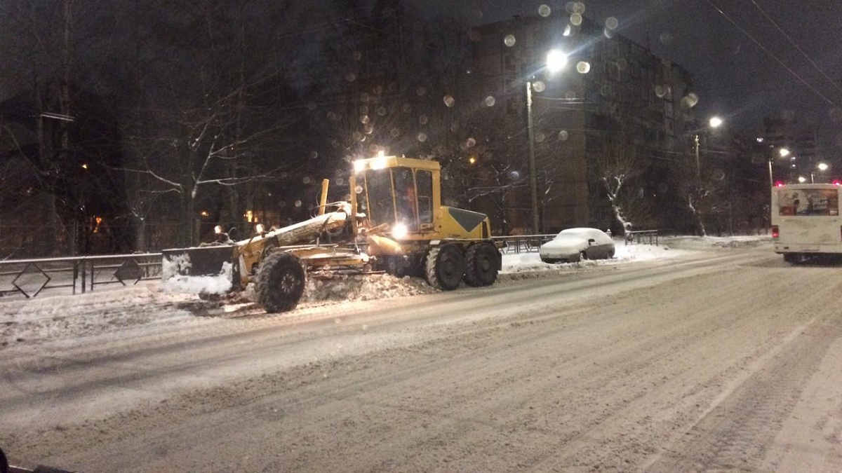 Кировские дорожники просят водителей не мешать уборке и вывозу снега