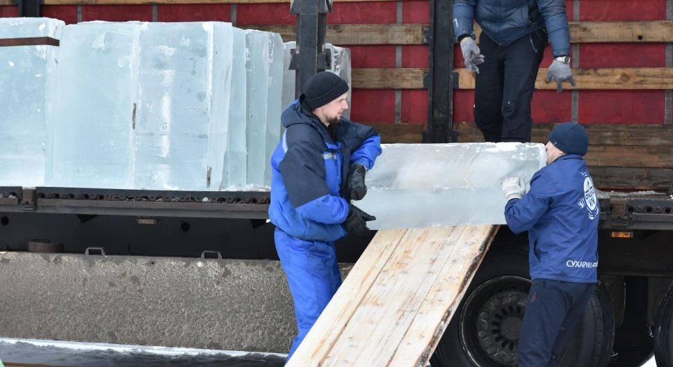 "На улице плюс!": в мэрии прокомментировали завоз льда для Театралки в оттепель