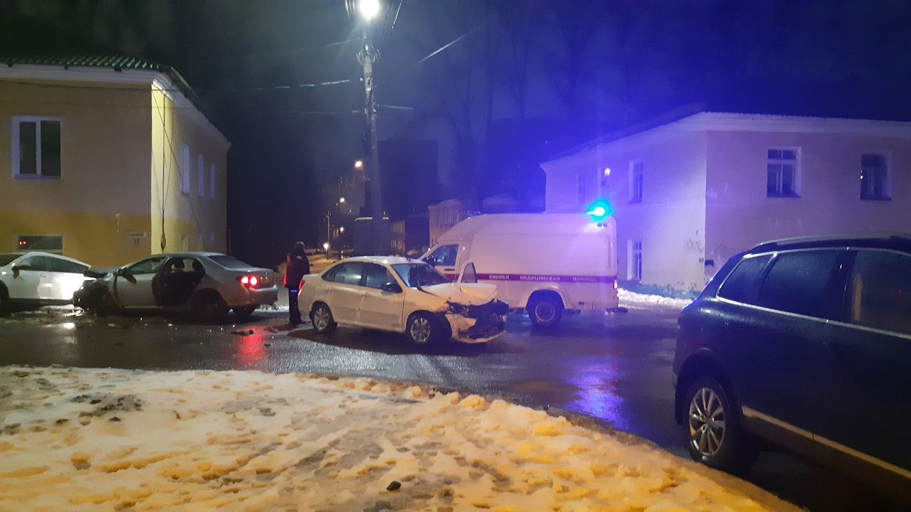 В Кирове на одном перекрестке столкнулись сразу три автомобиля