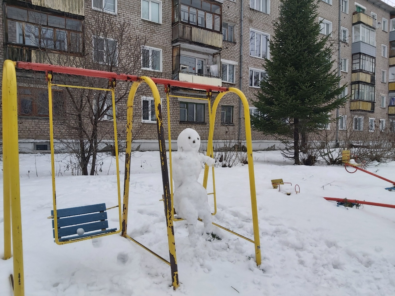 Фоторепортаж из соцсетей: 18 необычных снежных скульптур на улицах Кирова