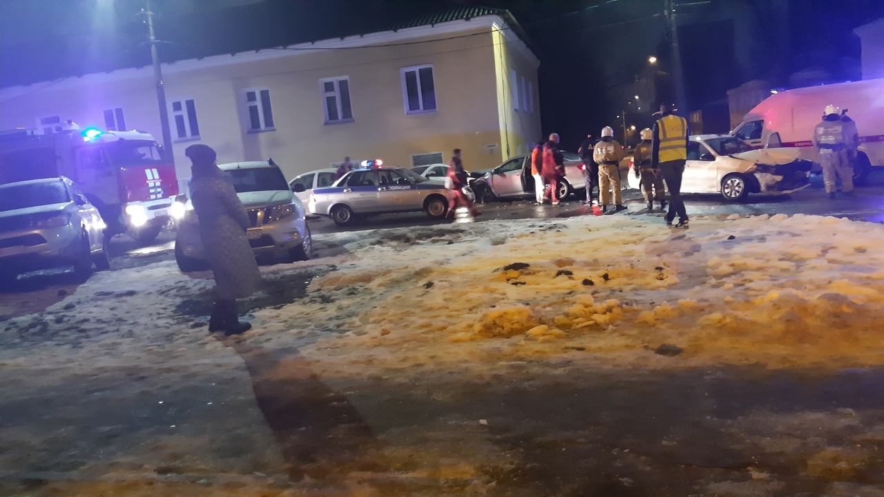 В Кирове ночью столкнулись 4 машины: есть пострадавшие