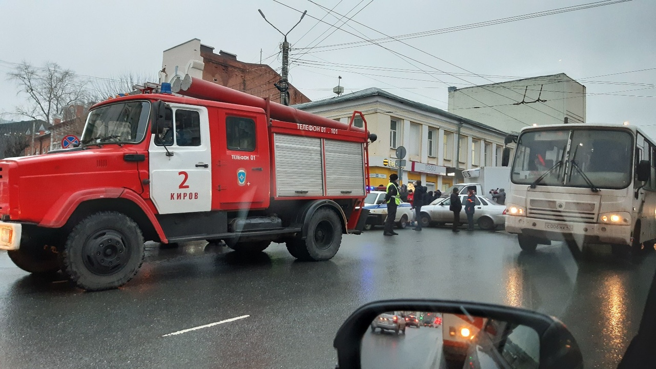 Видео: в центре Кирова из поликлиники эвакуировали 150 человек